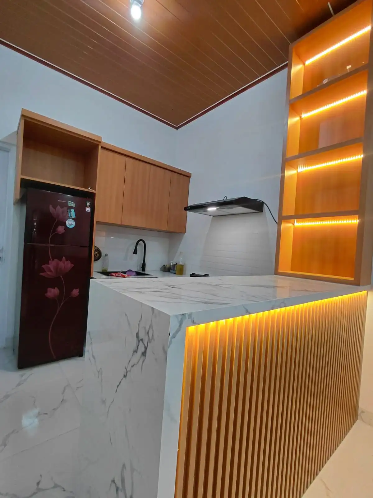 KITCHEN SET MODERN DENGAN MINI BAR ELEGAN