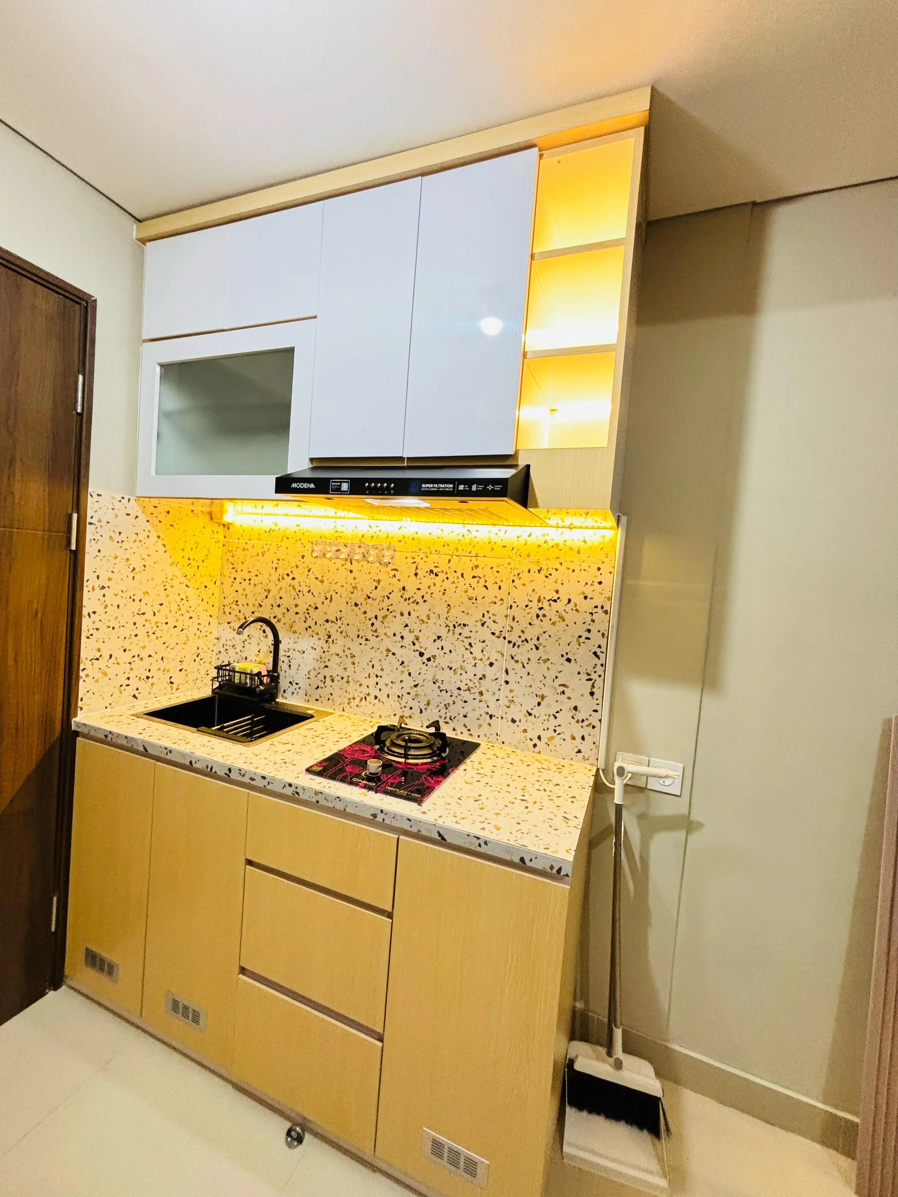 KITCHEN SET MODERN MINIMALIS DENGAN SENTUHAN ELEGAN
